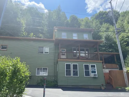 Spacious & equipped 1 bedroom in historical Carriage House + Deck  & BBQ and W/D