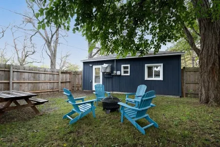 Betz Bungalow - Norton Shores Отели в г. Нортон Шорс