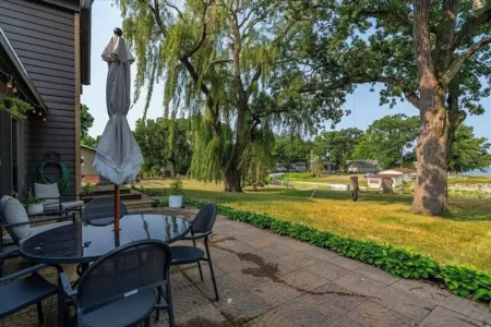 Beautiful lake home on Lake Koshkonong