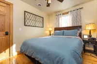 JACUZZI SUITE 2 Queen Beds Private and Romantic!