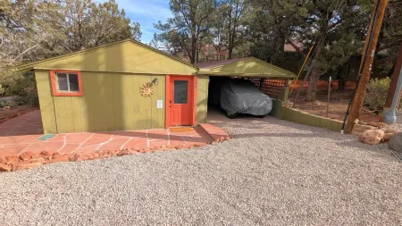 Cottage near Uptown Short Walk to Tlaquepaque Arts and Crafts Village and trails Отели рядом с достопримечательностью «Часовня святого Креста»