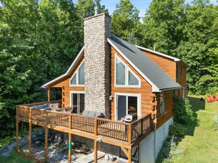 Beautiful Log Home, Lake side. Отели в г. Найлс