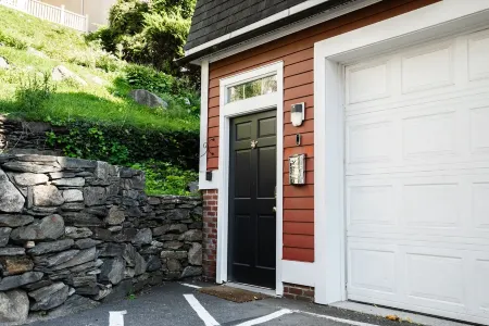 Sunny Studio Loft Next to RISD & Brown w/ Parking!