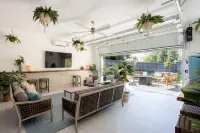 Cabana style vacation home, w/HOT TUB & easy stroll to beach, sleeps 16.