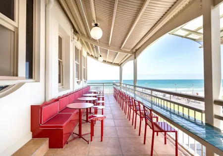 Henley Beachfront Luxury Home With Sauna Just 200m From Henley Square!