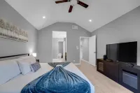 Spacious high ceiling home in Fremont | Private Yard | King Bed