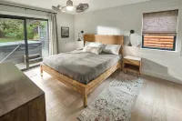 Traverse City - West Bayshore Retreat - 100’ of Private Beach - Luxurious House