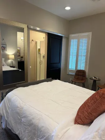 Great bedroom with private bathroom & Lounge above a local Diner