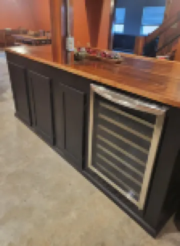 Waterfront industrial-farmhouse with wine fridge, hot tub, firepit, sleeps 8