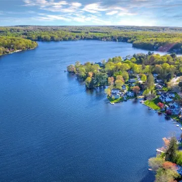 Stunning Lakeside Retreat