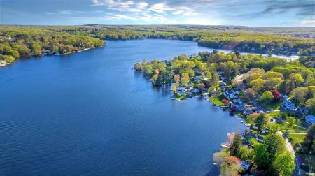 Stunning Lakeside Retreat Отели в г. Толенд Каунти