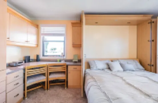 3 min Walk to Beach! Studio Condo, Hidden Jewel! Partial view of the beach!