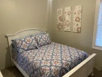 Duplex Apartment Walking Distance to Downtown Wyandotte 懷恩多特酒店