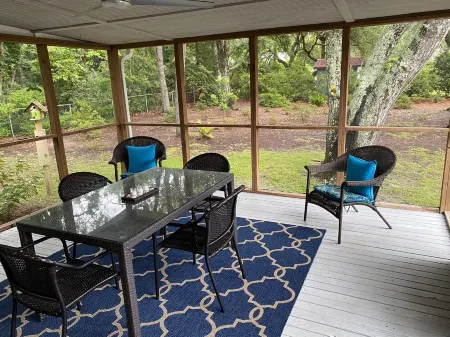 Spacious 3 bedroom House with screen porch .6 mile from downtown Southport, NC