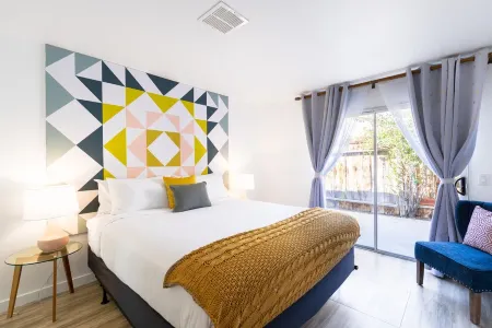 Spin Some Vinyl at a Lush Green Retreat with Two Bedrooms Отели рядом с достопримечательностью «Desert Hot Springs Chamber-Commerce»