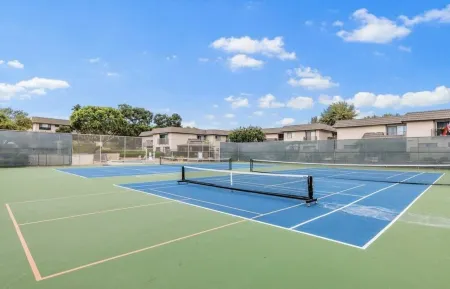 REMODELED 3 BEDROOM 2.5 BA. HOME ACROSS FROM PRIVATE BEACH OR WALK TO DOG BEACH! Отели в г. Солана Бич