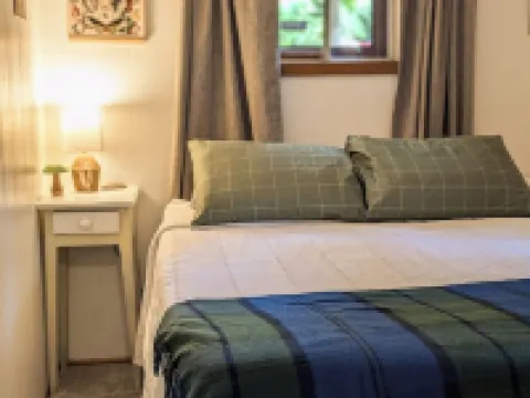 HOT TUB! Nature Delight! 2 Acre Cabin Hot Tub- Creek & Dog Friendly Fast WIFI! Hotels in Laurel Fork