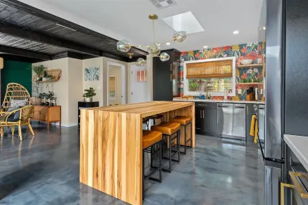 Pet Friendly Tropical Villa, Heated Salt Pool