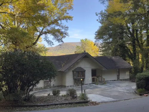 Large Resort Cabin with Breathtaking Mountain Views + Firepit Hotels in Sky Valley