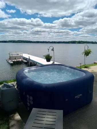 Lakeside Retreat with Massage Chair Отели в г. Lapeer County