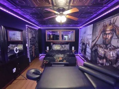 Hot tub, massage chair, massage table for you to just relax. Vachel Lindsay Home 주변 호텔