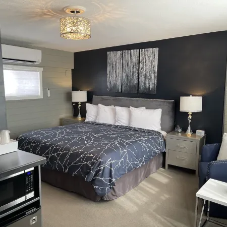 #2 Queen- 2 Minute Walk to Burlington Beach!