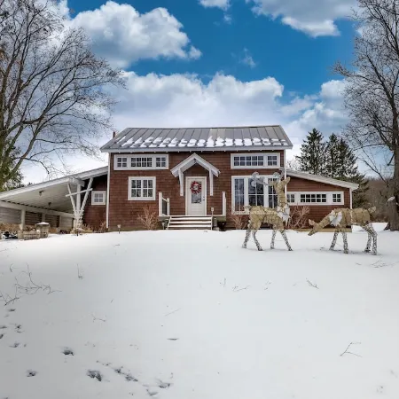 Modern Chalet, 2 Acre lot, HOT TUB and NEW OUTDOOR FIREPIT
