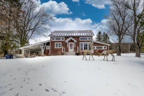 Modern Chalet, 2 Acre lot, HOT TUB and NEW OUTDOOR FIREPIT Hotels in Mansfield