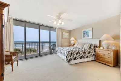 Beautiful Front Beach 4 Bedroom Condo with Private Parking and Pools Отели рядом с достопримечательностью «Фоли Бич»