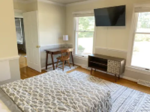 The Franklin Estate - Suite B-Private Apt-King Bed