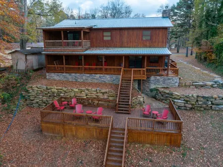 Cozy, upscale cabin with best view and fishing on the river!