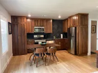 The Benton - Warmly decorated, cozy apartment in downtown Bentonville - Apartments