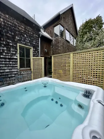 Private Contemporary Artist's Tree House on two acres with perennial gardens. Отели рядом с достопримечательностью «Заказник Робинсон Вудс»