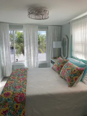 LOCATION  Cozy bungalow on Monroe Canal, the most entertaining / traveled canal Hotels near Fort Myers / Pine Island KOA Holiday