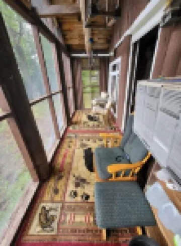 Relaxing rustic cabin on the lake 25 feet from the shore.