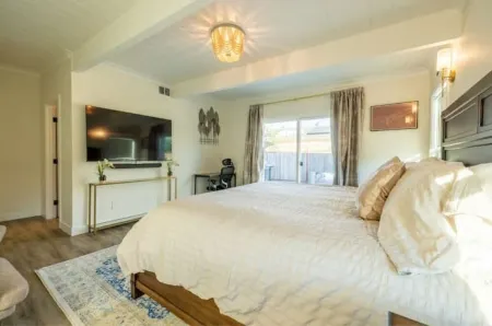 Renovated 5B4B Luxury home @Fremont with King Suite Отели в г. Фремонт