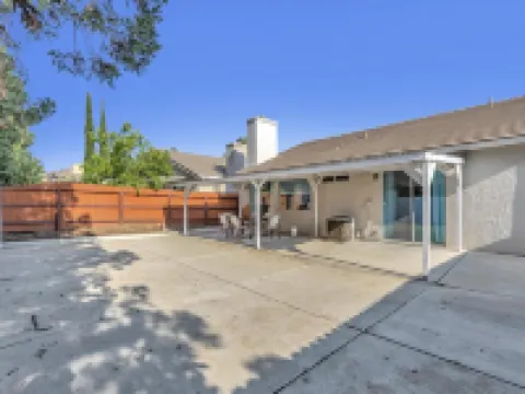 Charming 3-bedroom home, popular Broadstone area, walk to shops & park, WiFi, AC Hoteles en Folsom