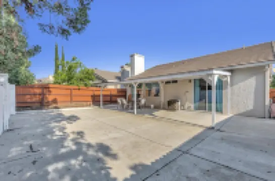 Charming 3-bedroom home, popular Broadstone area, walk to shops & park, WiFi, AC