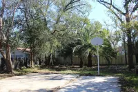 The Oasis in Murray Hill - Centrally Located- sleeps 8-  WiFi-Cozy-Free Parking