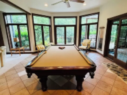 10,000 Sq. Ft. Home on 15 hunting acres with an in-door pool and sauna Hotels in Lyons