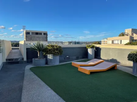 Sunny 1 Bedroom City Apartment with Rooftop Pool & BBQ