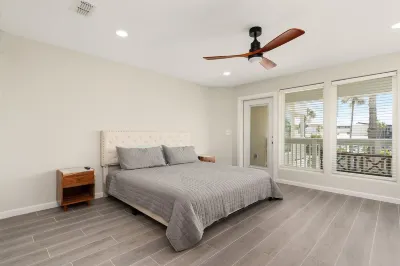 South Padre Island Condo 2BD/2BTH w/ Private beach access & with all amenities