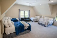 Lakeshore Modern!  Lake Front with Platform Dock and 2 Kayaks, Firepit and Views