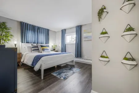 Keyless, KING bd, WIFI, desk, Fox River Bike Trail, near MetraTrain