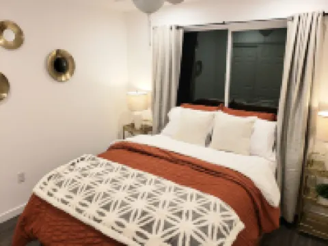 Downtown Stay at the Blue Tiny Twin