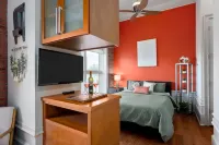 Cozy Condo Front Street Wilmington Private Balcony Walking distance