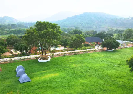 V Nature Resorts Отели рядом с достопримечательностью «Инноватив Филм Сити»