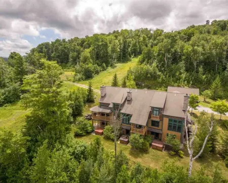 Ski In / Ski Out Treetops Home with Outdoor Private Spa Hotels in Stratton Mountain