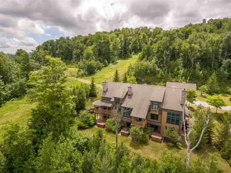 Ski In / Ski Out Treetops Home with Outdoor Private Spa Отели рядом с достопримечательностью «Stratton Mountain»