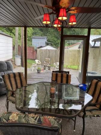 A & B TRAIL HOUSE @ Hatfield-McCoy Trails, 5 Beds Plus Futon 2 Couches & 2 Baths